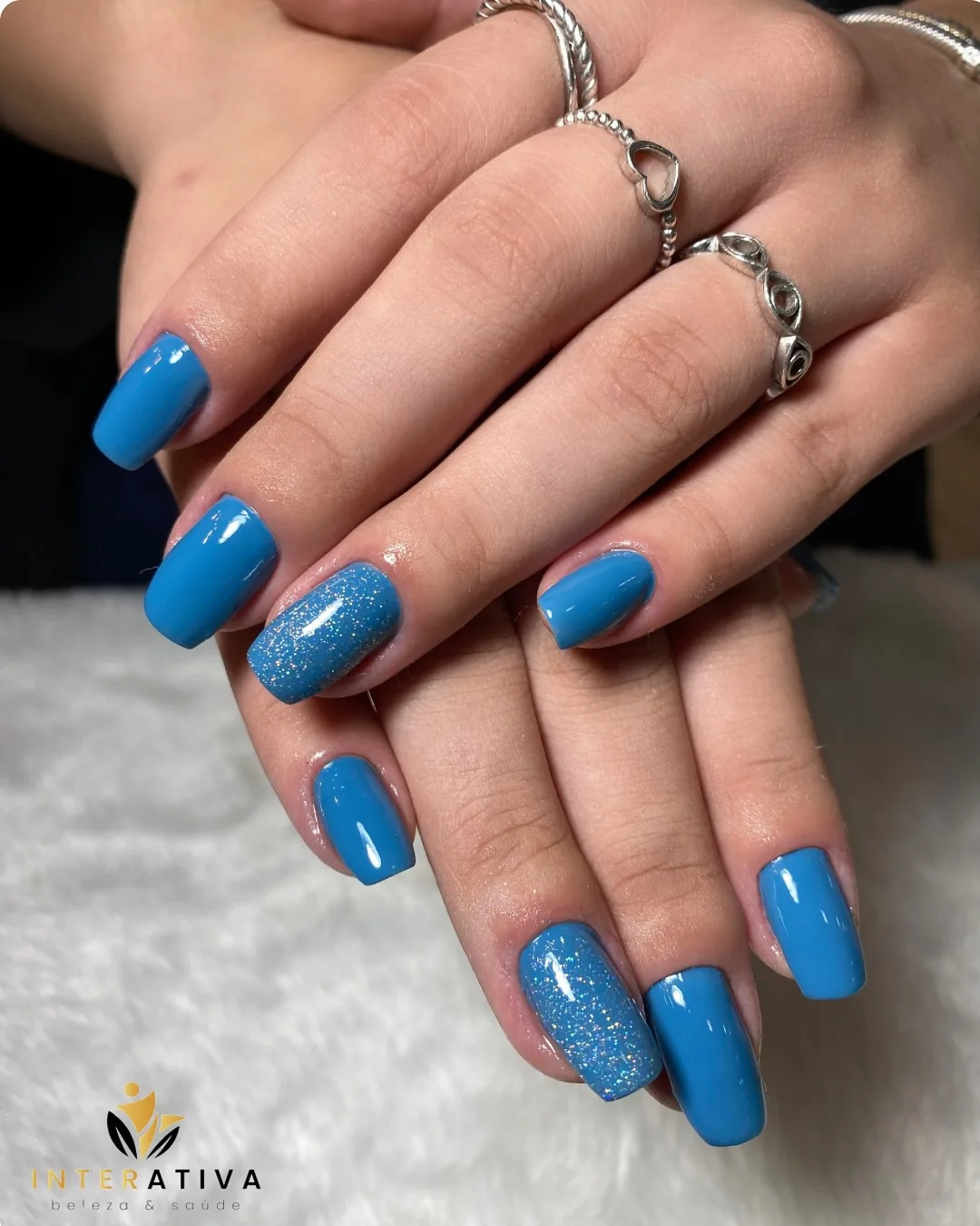 Unha azul glitter detalhe